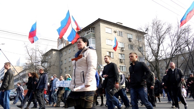 ドネツク州での親ロシア派のデモ。選管当局は独立への賛成票が９割だったと発表